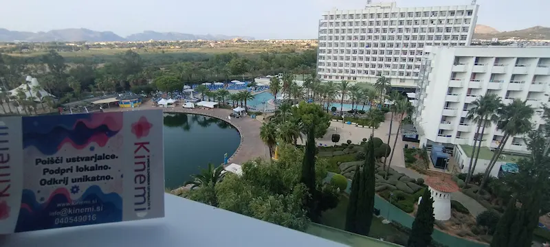 Kartica Kinemi na balkonu hotela Club Mac Mallorca med jutranjim ustvarjanjem.
