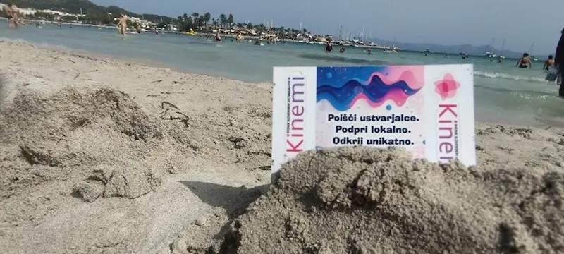 "Kartica Kinemi na Mallorci zakopana v pesek